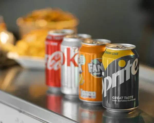 Puszki Coca-Cola, Fanta i Sprite. Idealne na keto, gdy masz ochotę na coś słodkiego bez cukru.