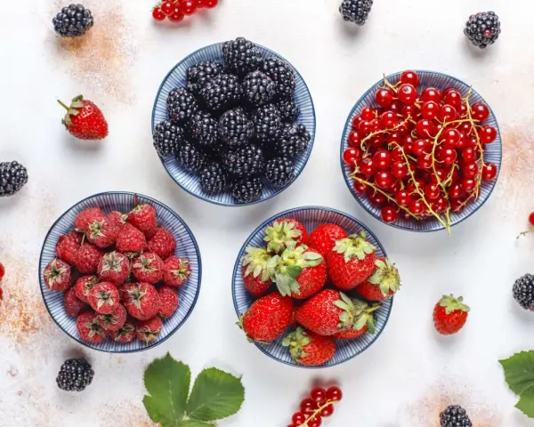 Na keto można jeść borówki, maliny, truskawki i porzeczki. Te owoce są niskowęglowodanowe i pełne witamin.
