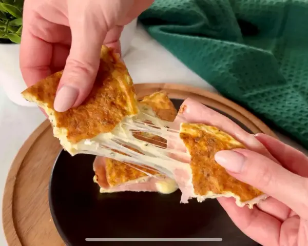 Rozciągający się ser w omlecie low carb z szynką. Idealny na szybkie śniadanie.