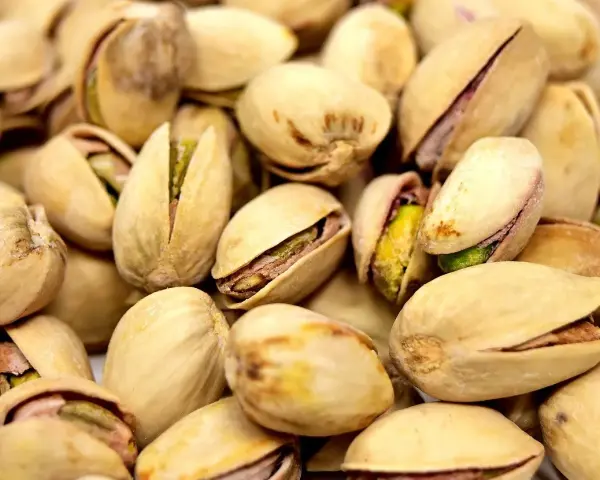 Mnóstwo pistacji, idealnych na keto przekąskę. Zielone wnętrza kuszą, a skorupki otwierają się, zapraszając do chrupania.