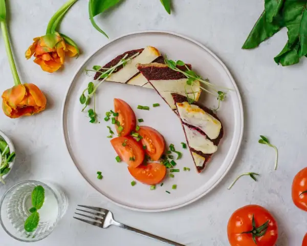 Kolorowe śniadanie na talerzu: kanapka z serem i burakiem, pomidory, kiełki. Idealne na dietę 1800 kcal 4 posiłki.