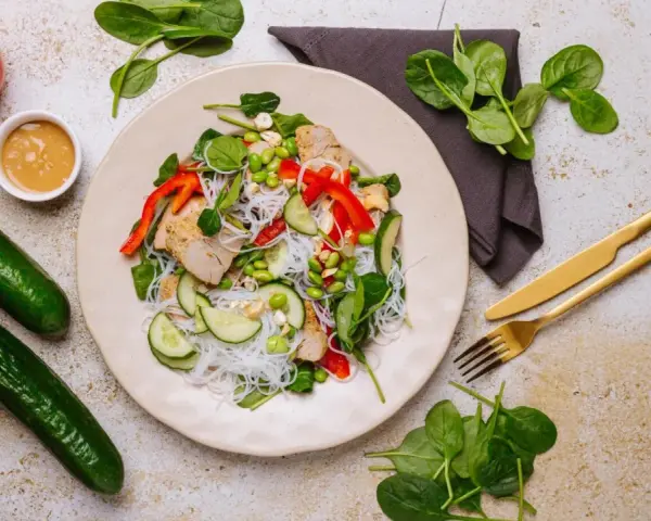Sałatka z kurczakiem, makaronem ryżowym, ogórkiem, papryką i edamame. Idealna na dietę 1300 kcal.