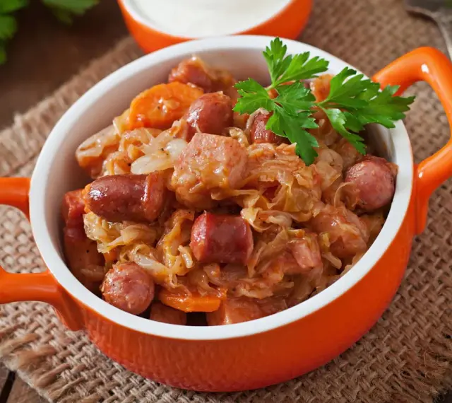 Pyszny bigos z kiełbasą i kapustą. Czy bigos jest keto? Zależy od składników, ale ta wersja wygląda apetycznie!