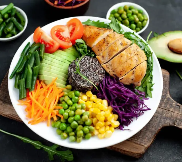 Kolorowa sałatka z kurczakiem, awokado, warzywami i komosą ryżową. Idealna na dietę low carb, z niską zawartością węglowodanów.