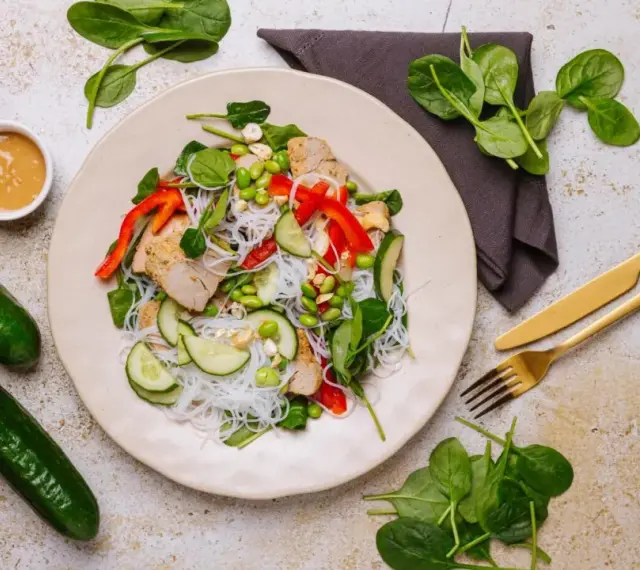 Sałatka z kurczakiem, makaronem ryżowym, ogórkiem, papryką i edamame. Idealna na dietę 1300 kcal.