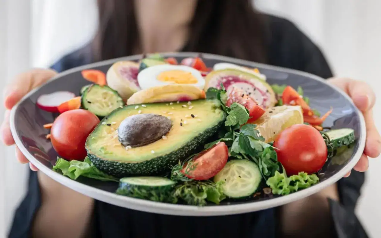 Talerz pełen świeżych warzyw, awokado i jajka. Idealny posiłek na dietę 1300 kcal.