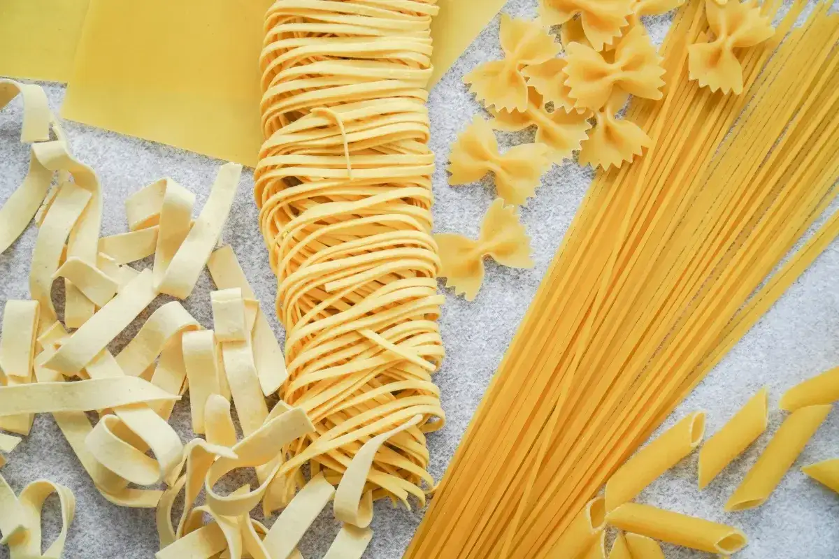 Różne rodzaje makaronu: tagliatelle, farfalle, spaghetti, penne i płaty lasagne. Poznaj makaron wartości odżywcze i wybierz swój ulubiony!