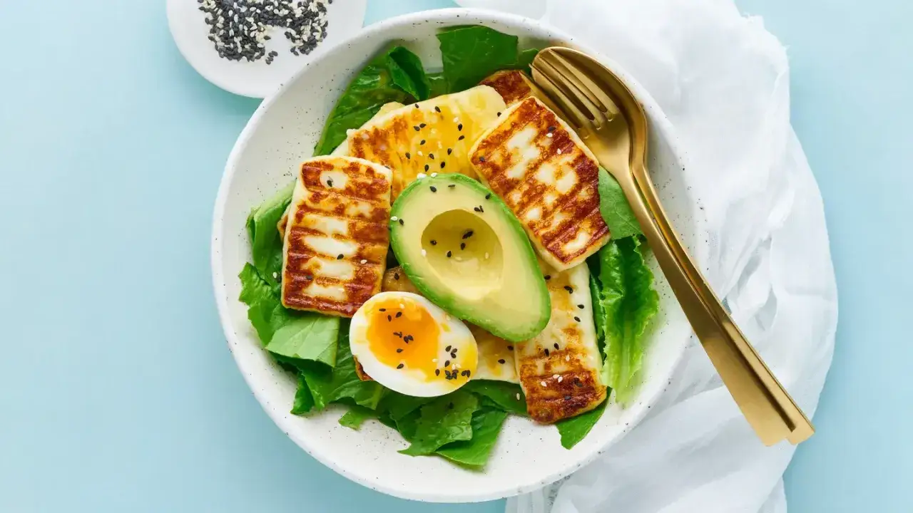 Sałatka z grillowanym serem halloumi, awokado i jajkiem. Idealna na dieta keto jadłospis.