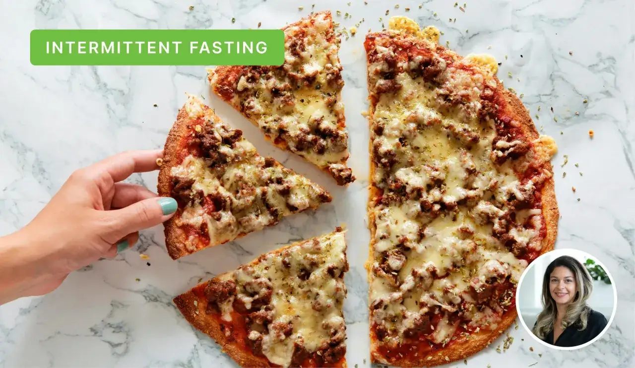 Pizza z mięsem mielonym i serem, idealna na post przerywany jadłospis. Kobieta wybiera kawałek.