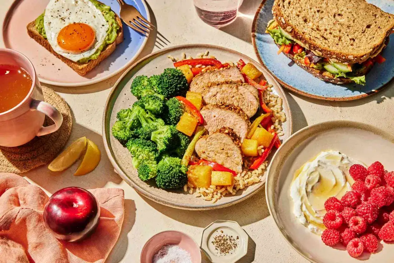 Zdrowe posiłki na dieta 500 kcal jadłospis na tydzień: pieczony łosoś z brokułami, kanapka z awokado i jajkiem, jogurt z malinami.