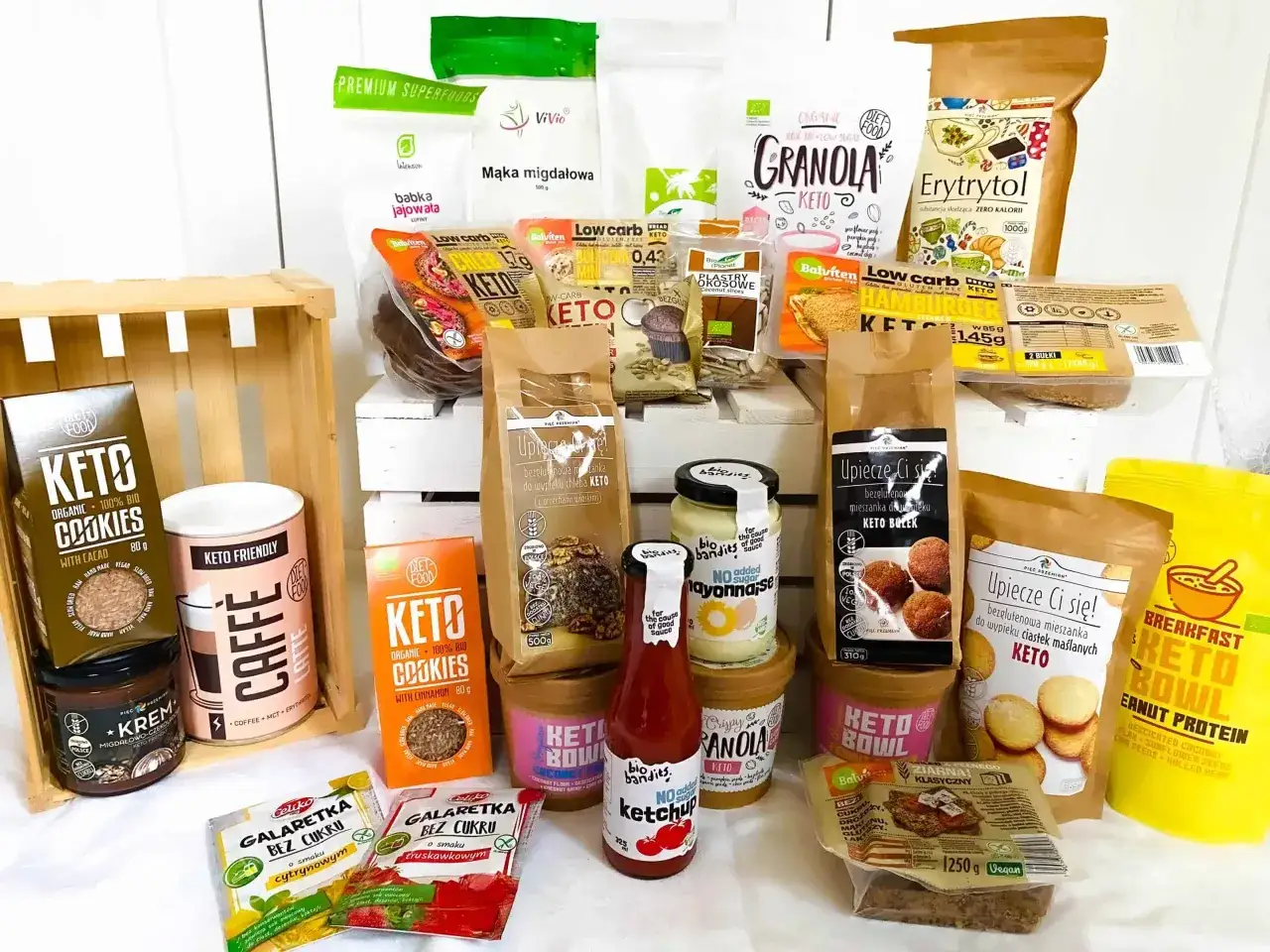 Produkty obniżające indeks glikemiczny: mąka migdałowa, erytrytol, keto granola, ciasteczka, bułki, krem czekoladowy, galaretki bez cukru.
