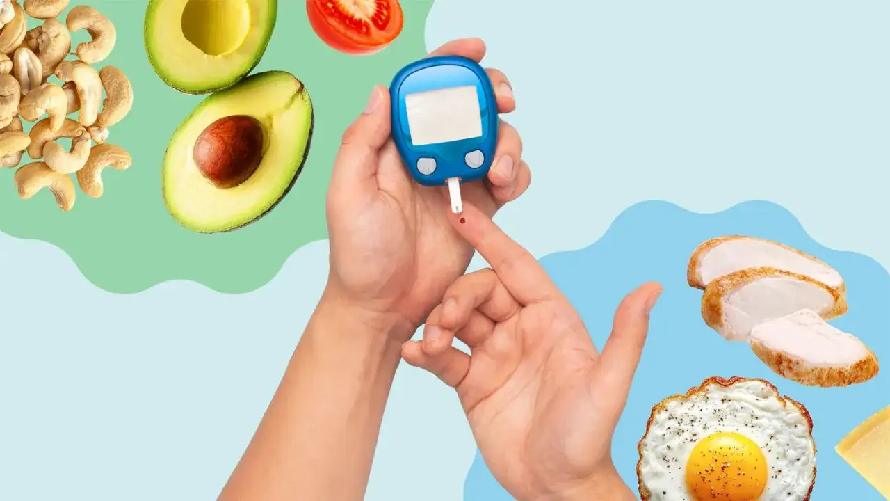 Dieta keto a cukrzyca: pomiar glukozy na palcu otoczony produktami keto: awokado, orzechy, jajko, kurczak, ser.