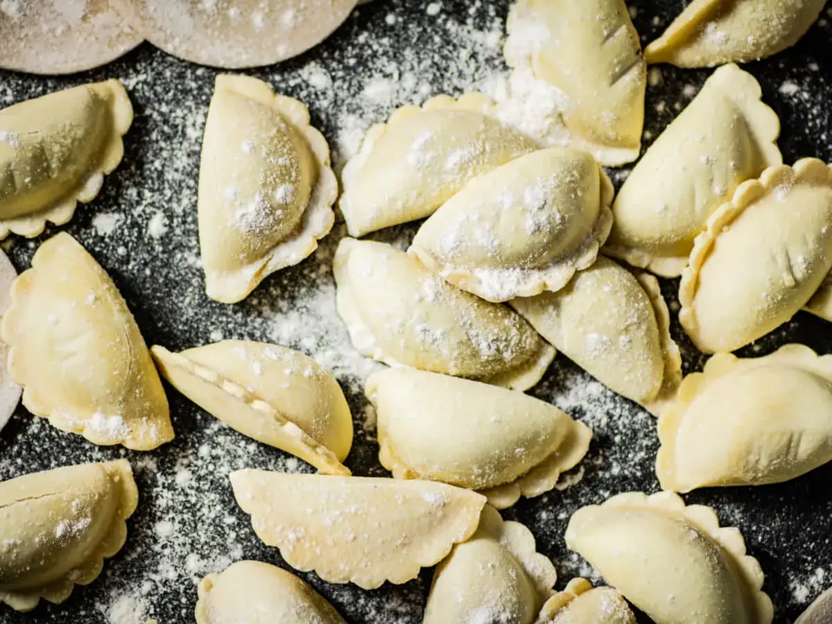 Surowe pierogi, gotowe do gotowania. Idealne na keto obiad, jeśli masz dobry pierogi keto przepis.