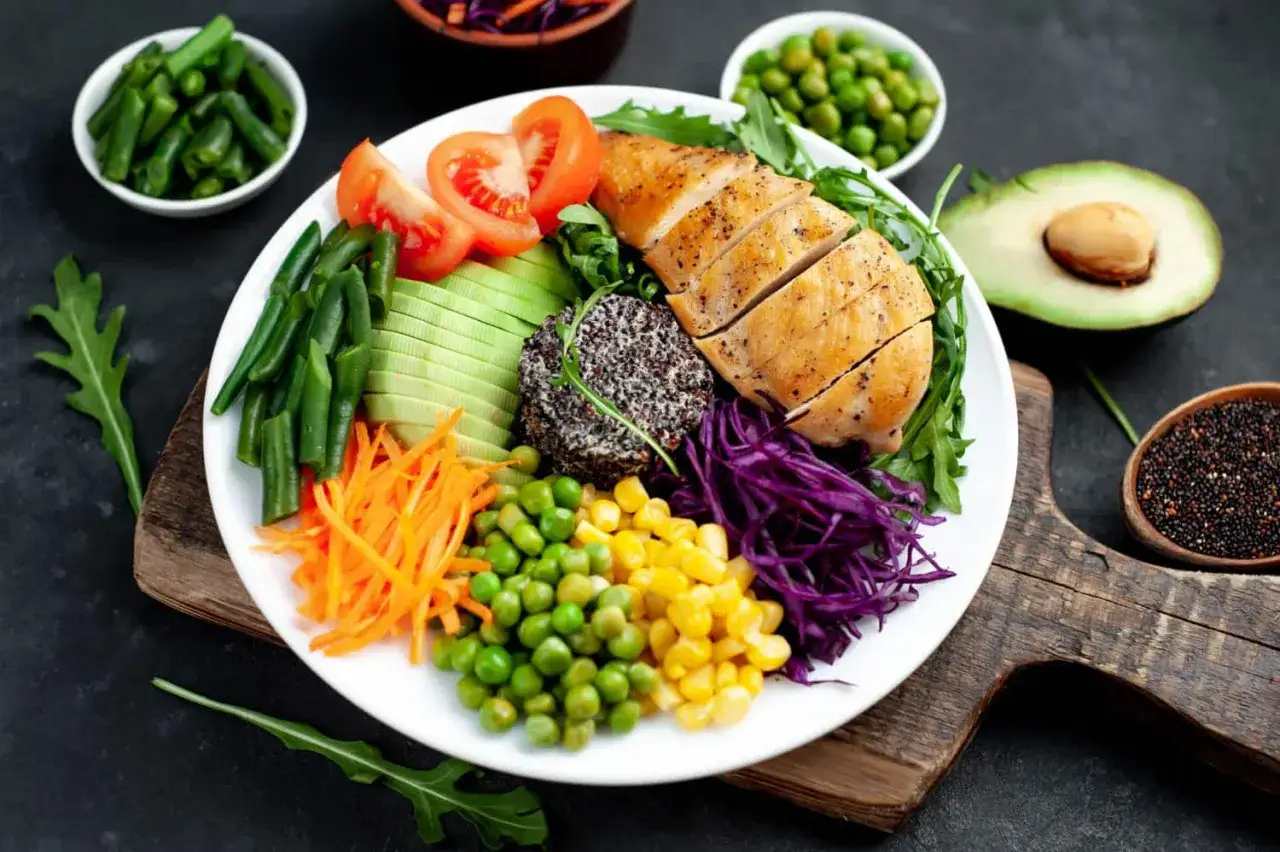 Kolorowa sałatka z kurczakiem, awokado, warzywami i komosą ryżową. Idealna na dietę low carb, z minimalną ilością węgli.