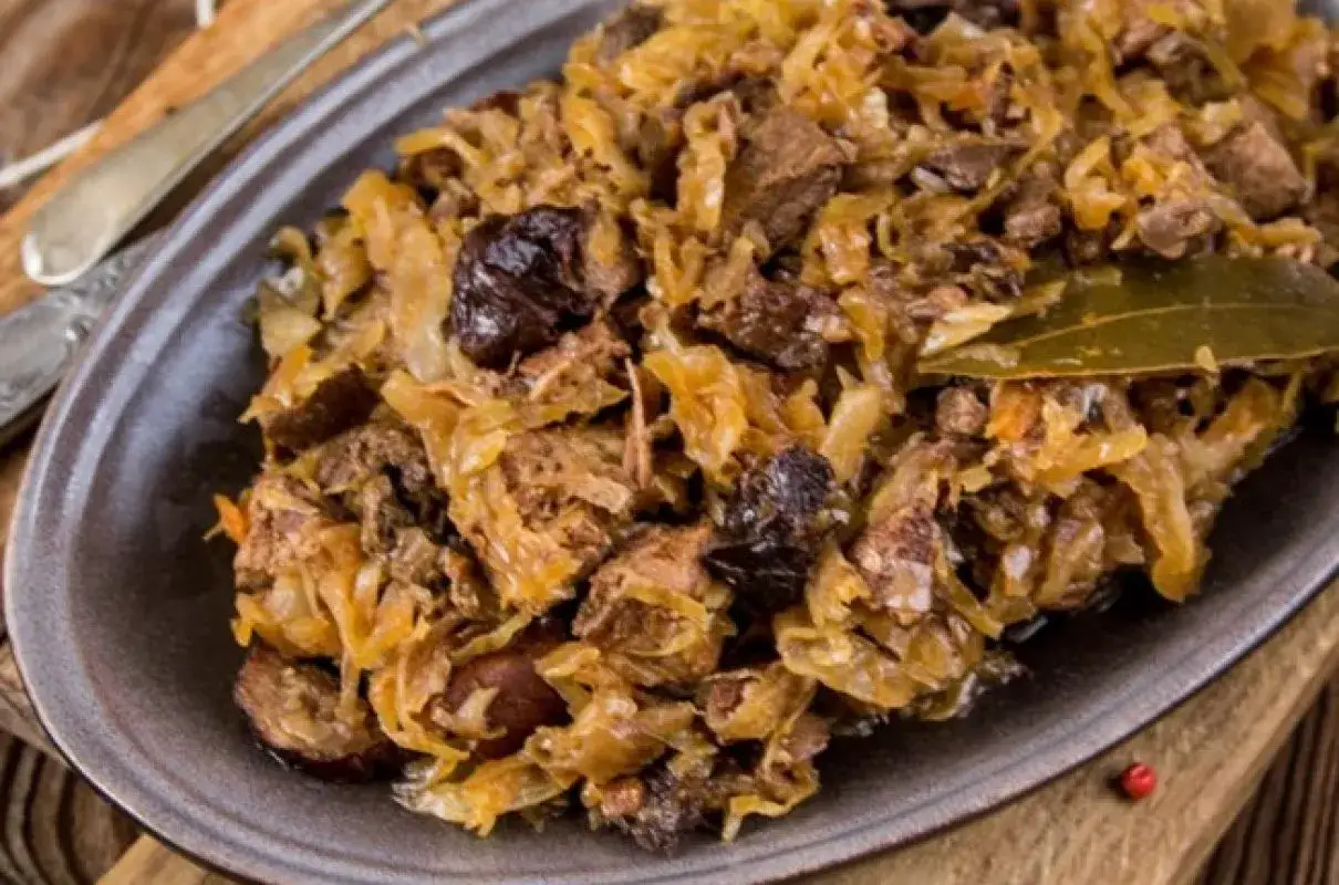 Pyszny bigos z kapusty i mięsa, z suszonymi śliwkami. Czy bigos jest keto? Zależy od składników, ale ten wygląda apetycznie!