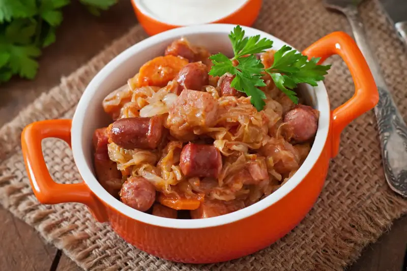 Pyszny bigos z kiełbasą i kapustą. Czy bigos jest keto? Zależy od składników, ale ta wersja wygląda apetycznie!