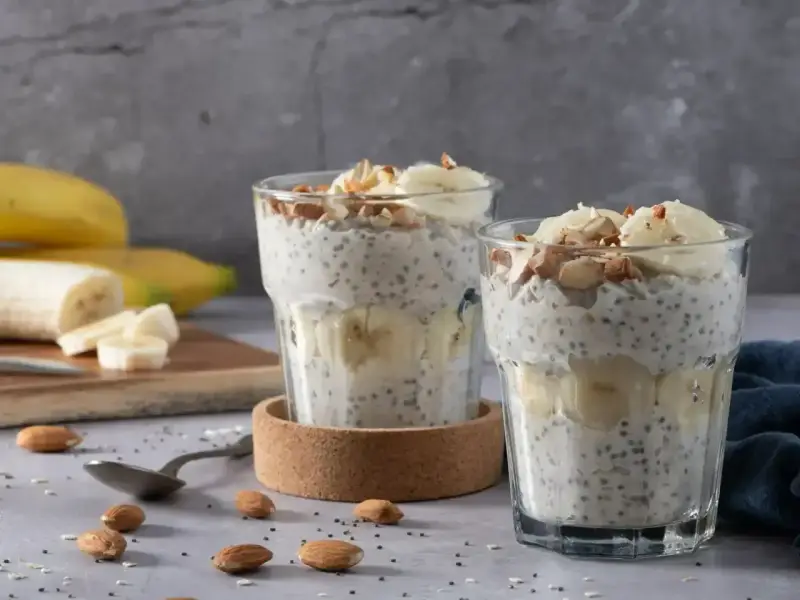 Pyszny deser z nasion chia i bananów, który nie zaszkodzi na stawy. Posypany migdałami.