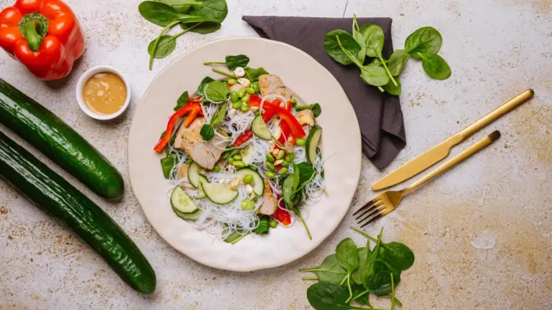 Sałatka z kurczakiem, makaronem ryżowym, ogórkiem, papryką i edamame. Idealna na dietę 1300 kcal.